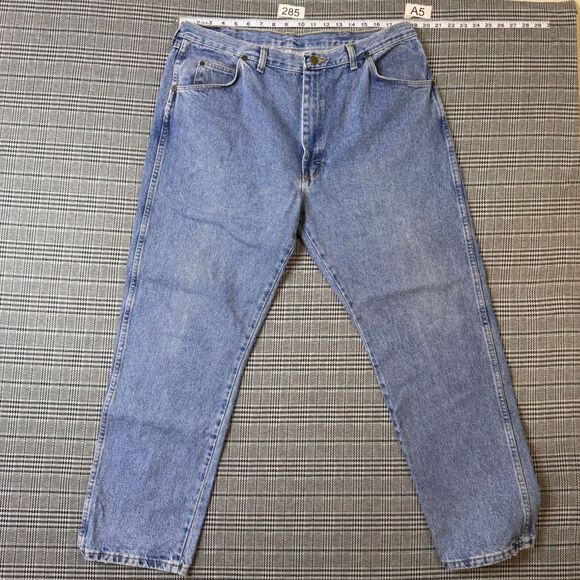 Wrangler Rugged Wear Men's Jeans Light Wash Denim Classic Fit Size 40x30 - Picture 1 of 8